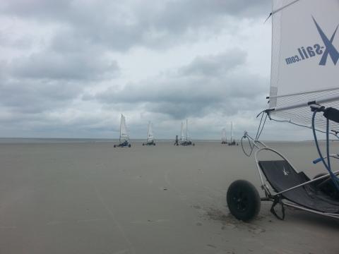 Ветреный день на пляже. Фото Свободно для коммерческого использования, Атрибуция не требуется. Бесплатное стоковое фото для свободного скачивания