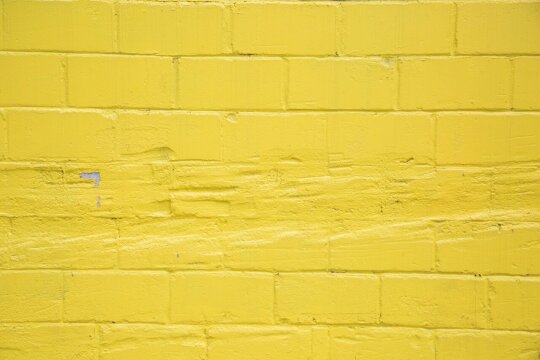 Желтая кирпичная стена. Фото Free for commercial use, No attribution required. Бесплатное стоковое фото для свободного скачивания