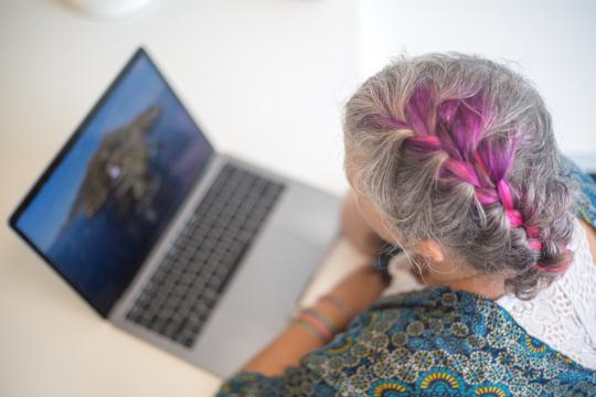 Женщина, работающая с ноутбуком. Фото Free for commercial use, No attribution required. Бесплатное стоковое фото для свободного скачивания