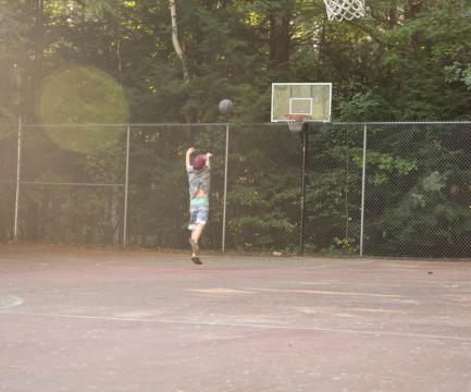 Баскетбольная игра на открытом воздухе. Фото Free for commercial use, No attribution required. Бесплатное стоковое фото для свободного скачивания