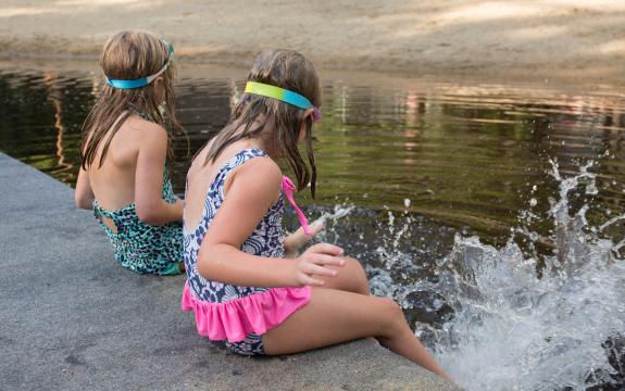 Дети на озере. Фото Free for commercial use, No attribution required. Бесплатное стоковое фото для свободного скачивания