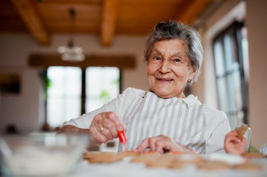 Пожилая женщина готовит. Фото Free for commercial use, No attribution required. Бесплатное стоковое фото для свободного скачивания