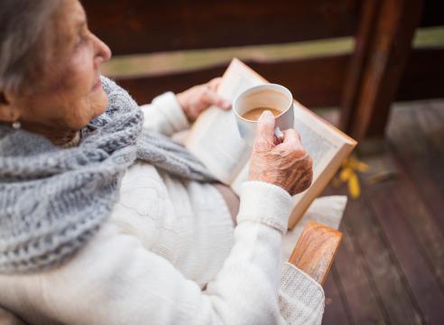Пожилая женщина читает книгу. Фото Free for commercial use, No attribution required. Бесплатное стоковое фото для свободного скачивания