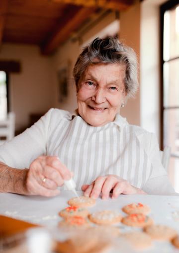 Пожилая женщина готовит. Фото Free for commercial use, No attribution required. Бесплатное стоковое фото для свободного скачивания