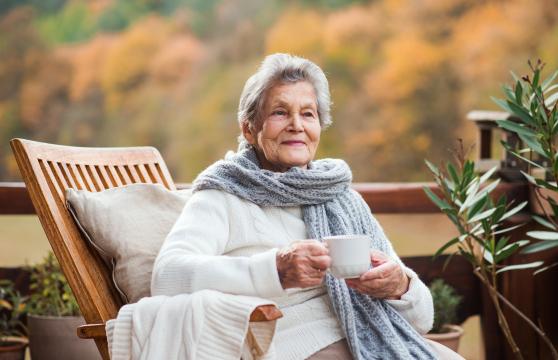 Пожилая женщина, сидящая  на террасе. Фото Free for commercial use, No attribution required. Бесплатное стоковое фото для свободного скачивания