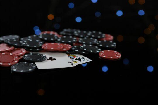 Крупный план карт и покерных фишек. Фото Свободно для коммерческого использования, Атрибуция не требуется. Бесплатное стоковое фото для свободного скачивания