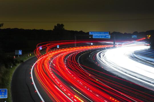 Замедленная съемка автомобиля, проезжающего по извилистой дороге в ночное время. Фото Free for commercial use, No attribution required. Бесплатное стоковое фото для свободного скачивания