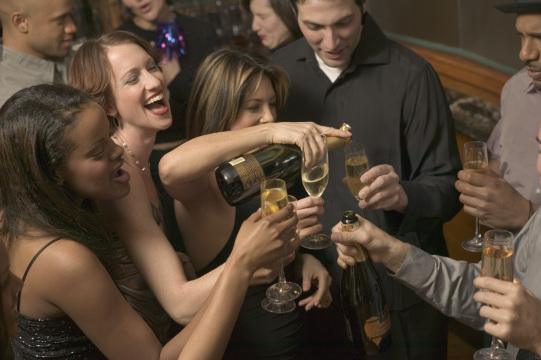 Люди на вечеринке с шампанским. Фото Free for commercial use, No attribution required. Бесплатное стоковое фото для свободного скачивания
