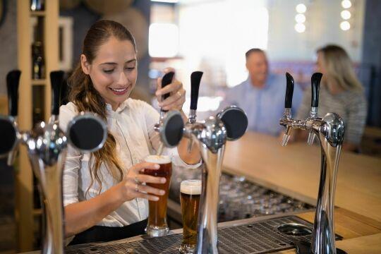 Женщина-бармен, разливающая пиво. Фото Free for commercial use, No attribution required. Бесплатное стоковое фото для свободного скачивания