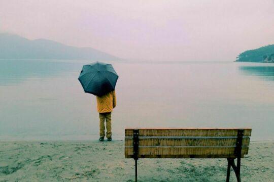 Человек с зонтиком на озере. Фото Free for commercial use, No attribution required. Бесплатное стоковое фото для свободного скачивания