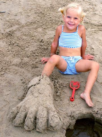 Девочка играет с замком из песка. Фото Свободно для коммерческого использования, Атрибуция не требуется. Бесплатное стоковое фото для свободного скачивания