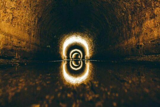 Подземный туннель метро. Фото Свободно для коммерческого использования, Атрибуция не требуется. Бесплатное стоковое фото для свободного скачивания