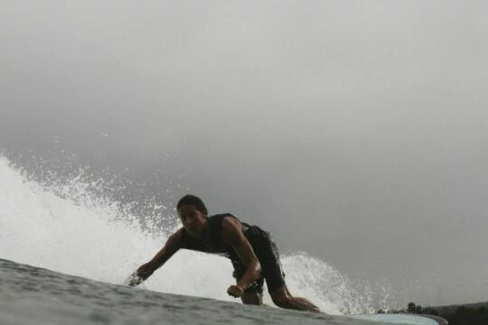 Человек, занимающийся серфингом в море. Фото Свободно для коммерческого использования, Атрибуция не требуется. Бесплатное стоковое фото для свободного скачивания