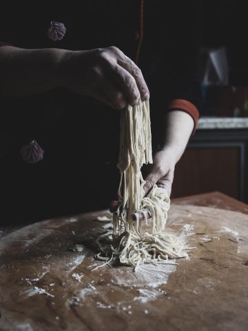Мужчина готовит домашние спагетти. Фото Free for commercial use, No attribution required. Бесплатное стоковое фото для свободного скачивания