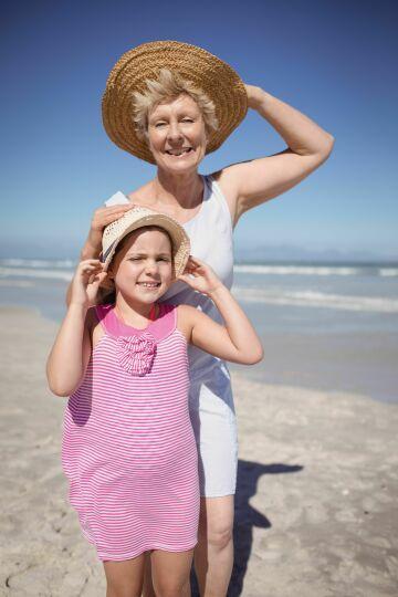 Внучка и бабушка на пляже. Фото Free for commercial use, No attribution required. Бесплатное стоковое фото для свободного скачивания