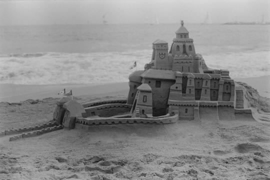 Замок из песка на пляже. Фото Свободно для коммерческого использования, Атрибуция не требуется. Бесплатное стоковое фото для свободного скачивания