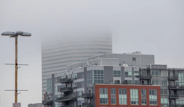 Городские здания в тумане. Фото Free for commercial use, No attribution required. Бесплатное стоковое фото для свободного скачивания