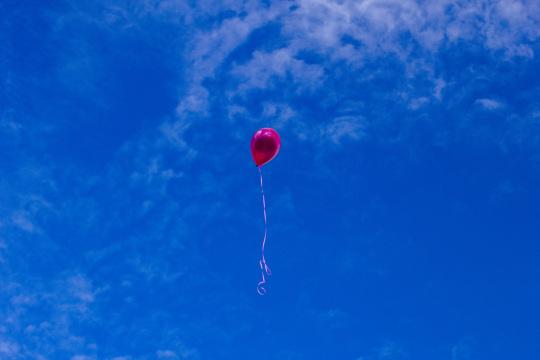 Красный воздушный шар (2). Фото Свободно для коммерческого использования, Атрибуция не требуется. Бесплатное стоковое фото для свободного скачивания