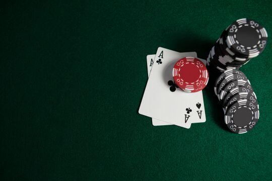 Игральные карты и фишки казино на покерном столе. Фото Free for commercial use, No attribution required. Бесплатное стоковое фото для свободного скачивания