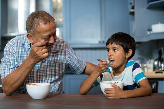 Дедушка и внук завтракают. Фото Свободно для коммерческого использования, Атрибуция не требуется. Бесплатное стоковое фото для свободного скачивания