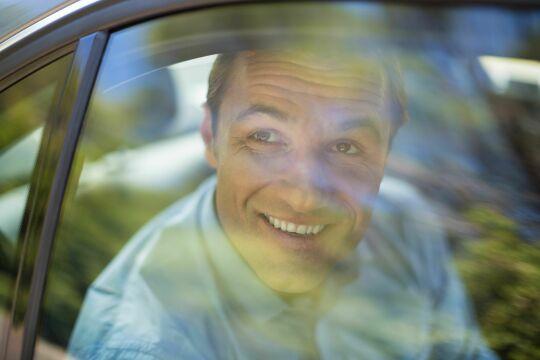 Мужчина смотрит в окно машины. Фото Свободно для коммерческого использования, Атрибуция не требуется. Бесплатное стоковое фото для свободного скачивания