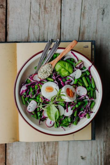 Полезный салат из зеленой фасоли с яйцом и семенами конопли. Фото Free for commercial use, No attribution required. Бесплатное стоковое фото для свободного скачивания