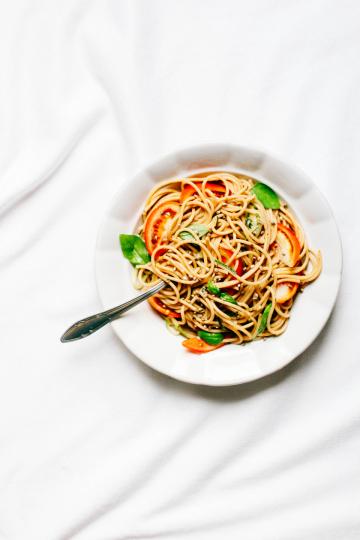 Спагетти со свежими помидорами и листьями базилика. Фото Free for commercial use, No attribution required. Бесплатное стоковое фото для свободного скачивания