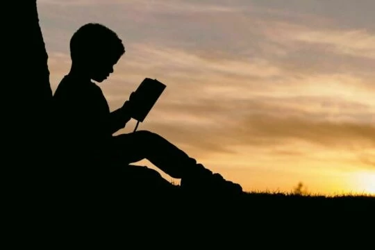 Силуэт ребенка, читающего на закате. Фото Free for commercial use, No attribution required. Бесплатное стоковое фото для свободного скачивания