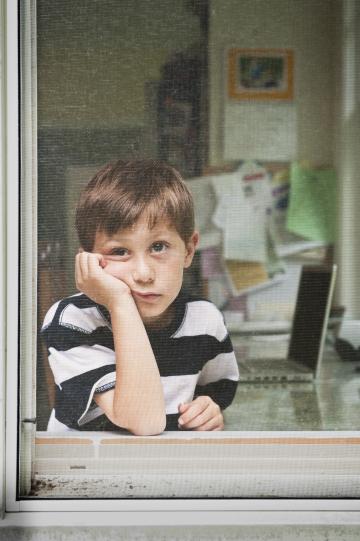 Мальчик смотрит в окно в дождливый день. Фото Свободно для коммерческого использования, Атрибуция не требуется. Бесплатное стоковое фото для свободного скачивания