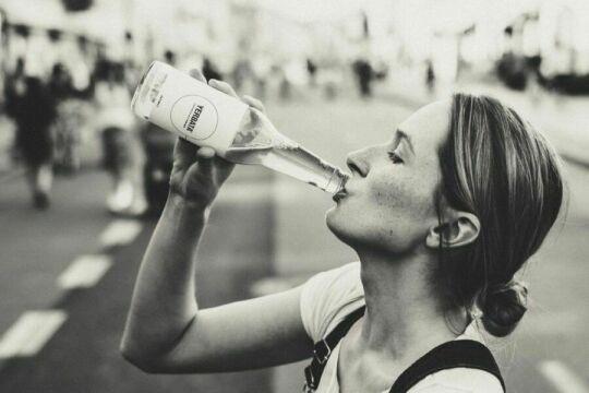 Женщина пьет воду. Фото Free for commercial use, No attribution required. Бесплатное стоковое фото для свободного скачивания
