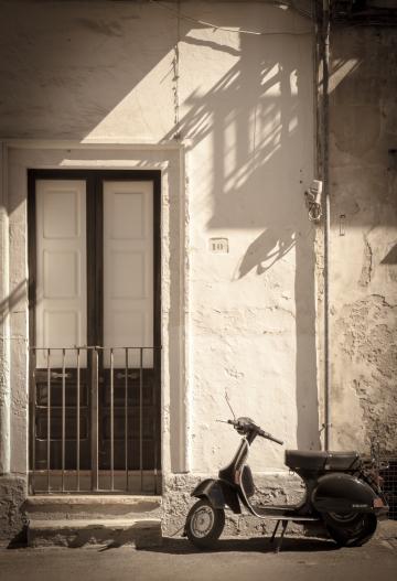 Дверь и скутер. Фото Free for commercial use, No attribution required. Бесплатное стоковое фото для свободного скачивания