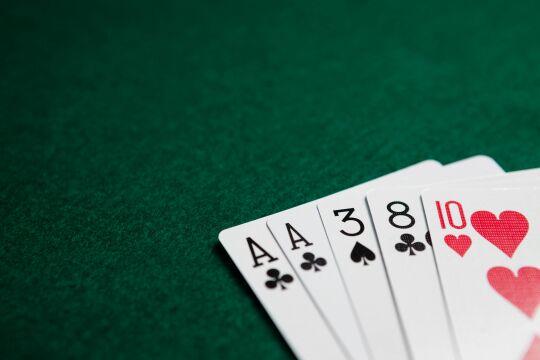 Игральные карты, разложенные на покерном столе (2). Фото Свободно для коммерческого использования, Атрибуция не требуется. Бесплатное стоковое фото для свободного скачивания