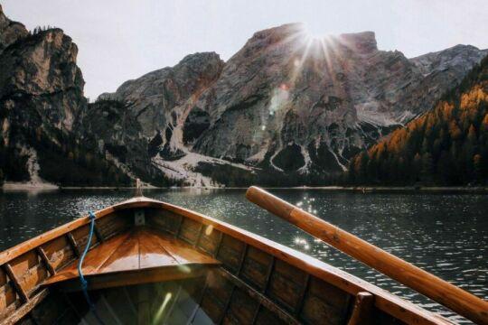 Лодка Озеро Горы Закат. Фото Free for commercial use, No attribution required. Бесплатное стоковое фото для свободного скачивания