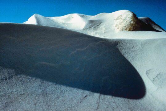 Снежный сугроб. Фото Free for commercial use, No attribution required. Бесплатное стоковое фото для свободного скачивания