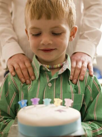 Мальчик смотрит на праздничный торт. Фото Free for commercial use, No attribution required. Бесплатное стоковое фото для свободного скачивания