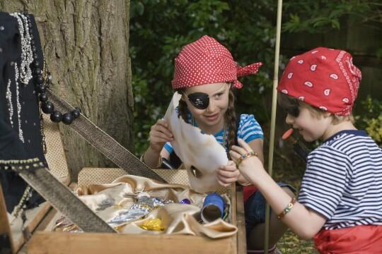 Дети играют в пиратов. Фото Free for commercial use, No attribution required. Бесплатное стоковое фото для свободного скачивания
