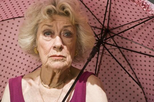 Пожилая женщина с розовым зонтиком. Фото Свободно для коммерческого использования, Атрибуция не требуется. Бесплатное стоковое фото для свободного скачивания