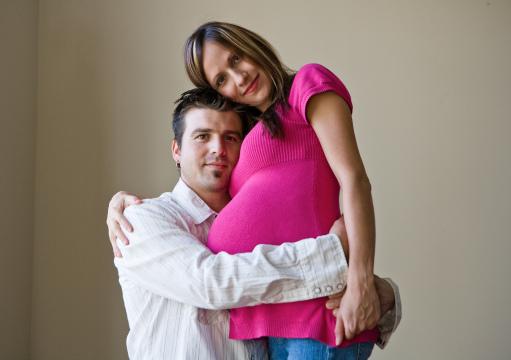 Мужчина обнимает живот беременной женщины. Фото Free for commercial use, No attribution required. Бесплатное стоковое фото для свободного скачивания
