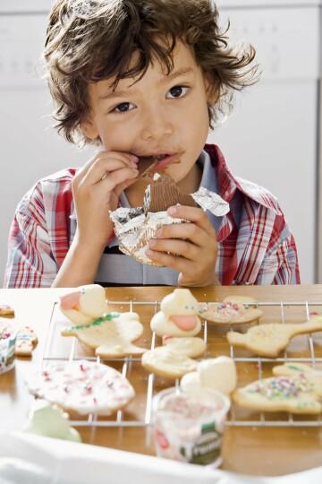 Мальчик ест шоколадные конфеты. Фото Свободно для коммерческого использования, Атрибуция не требуется. Бесплатное стоковое фото для свободного скачивания