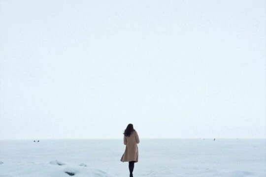 Одинокая женщина  и снег. Фото Свободно для коммерческого использования, Атрибуция не требуется. Бесплатное стоковое фото для свободного скачивания
