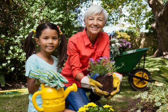 Портрет улыбающейся девушки и бабушки, работающей в саду. Фото Free for commercial use, No attribution required. Бесплатное стоковое фото для свободного скачивания