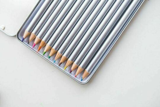 Цветные карандаши в коробке. Фото Свободно для коммерческого использования, Атрибуция не требуется. Бесплатное стоковое фото для свободного скачивания