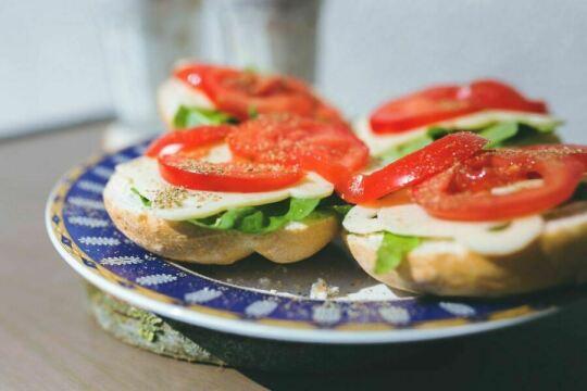 Сэндвич с сырным салатом и помидорами. Фото Free for commercial use, No attribution required. Бесплатное стоковое фото для свободного скачивания
