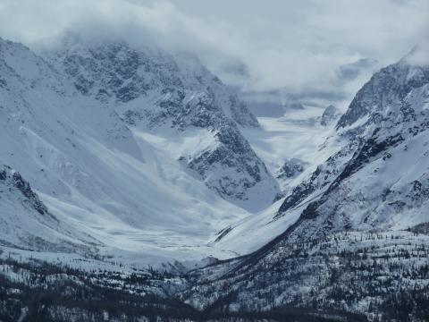 Глубокий снег на вершинах Аляски. Фото Свободно для коммерческого использования, Атрибуция не требуется. Бесплатное стоковое фото для свободного скачивания