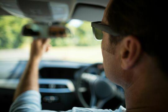 Мужчина настраивает зеркало заднего вида в автомобиле. Фото Свободно для коммерческого использования, Атрибуция не требуется. Бесплатное стоковое фото для свободного скачивания