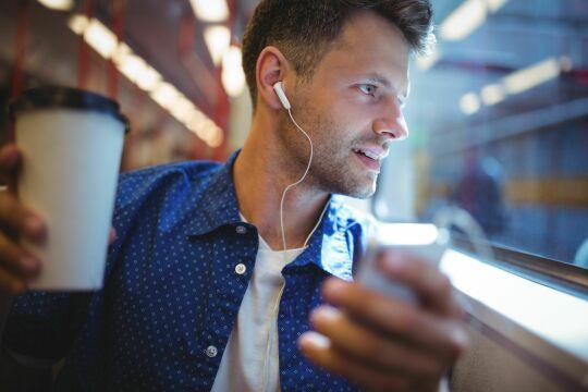 Мужчина слушает музыку на мобильном телефоне. Фото Free for commercial use, No attribution required. Бесплатное стоковое фото для свободного скачивания