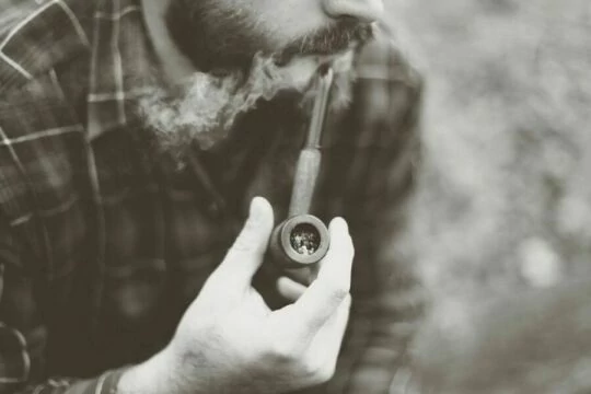 Человек с бородой курит трубку. Фото Free for commercial use, No attribution required. Бесплатное стоковое фото для свободного скачивания