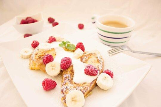 Бананово-ягодный и кофе на завтрак. Фото Free for commercial use, No attribution required. Бесплатное стоковое фото для свободного скачивания