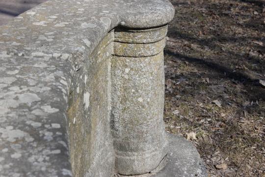 Колонна из серого мрамора в пушкинском парке. Фото Свободно для коммерческого использования, Атрибуция не требуется. Бесплатное стоковое фото для свободного скачивания