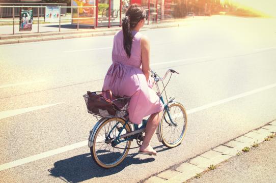 Девушка на велосипеде. Фото Свободно для коммерческого использования, Атрибуция не требуется. Бесплатное стоковое фото для свободного скачивания